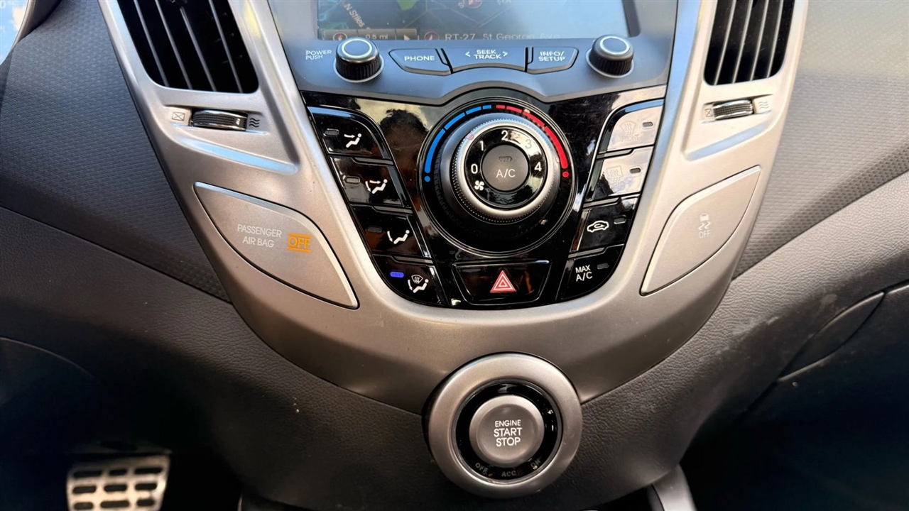 Hyundai Veloster Base 2013