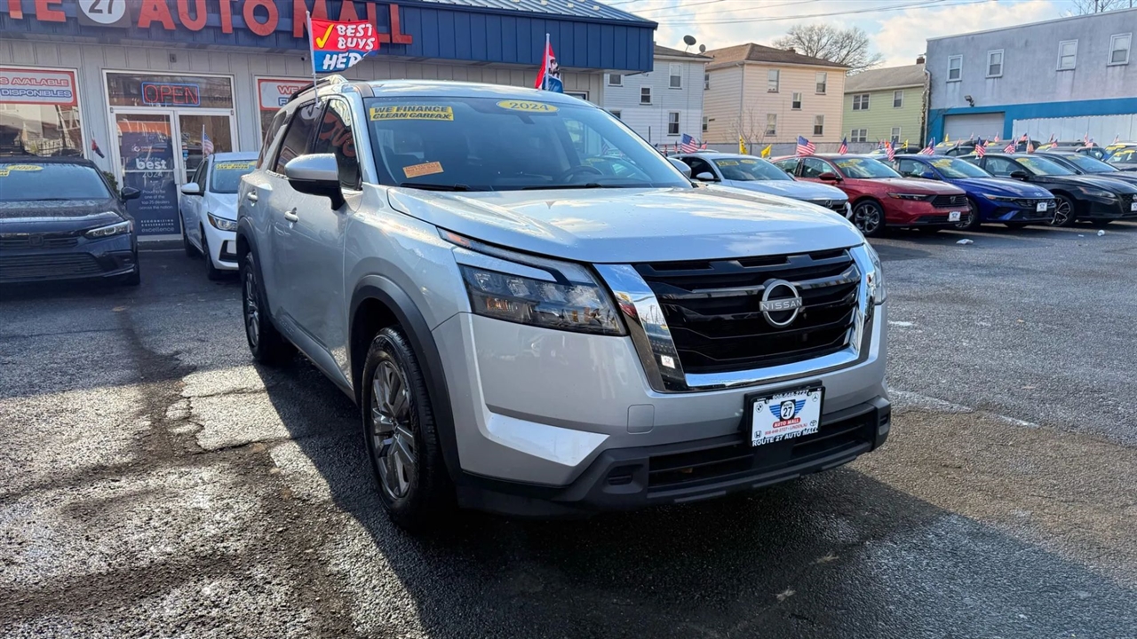 Nissan Pathfinder SV 2024