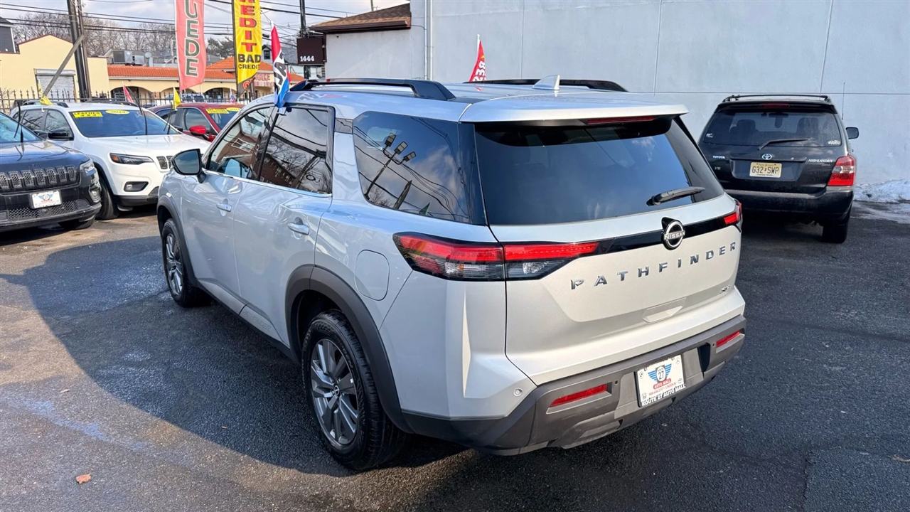 Nissan Pathfinder SV 2024