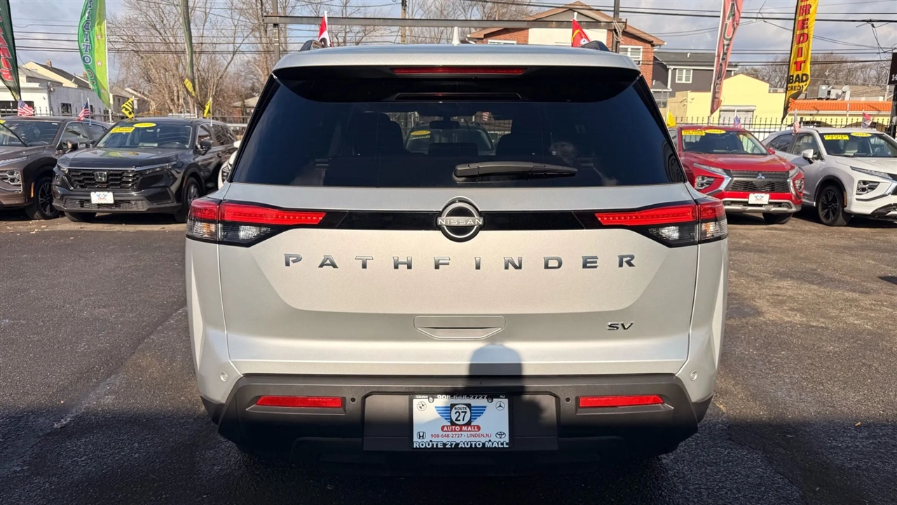 Nissan Pathfinder SV 2024