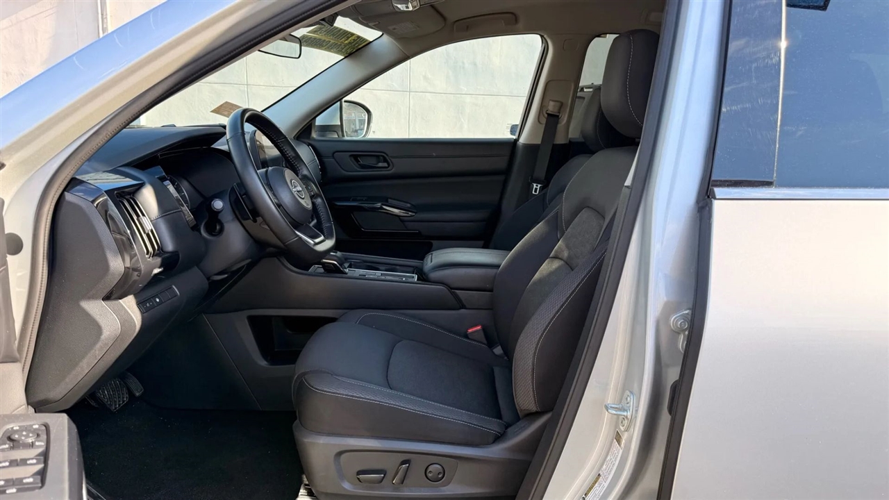 Nissan Pathfinder SV 2024