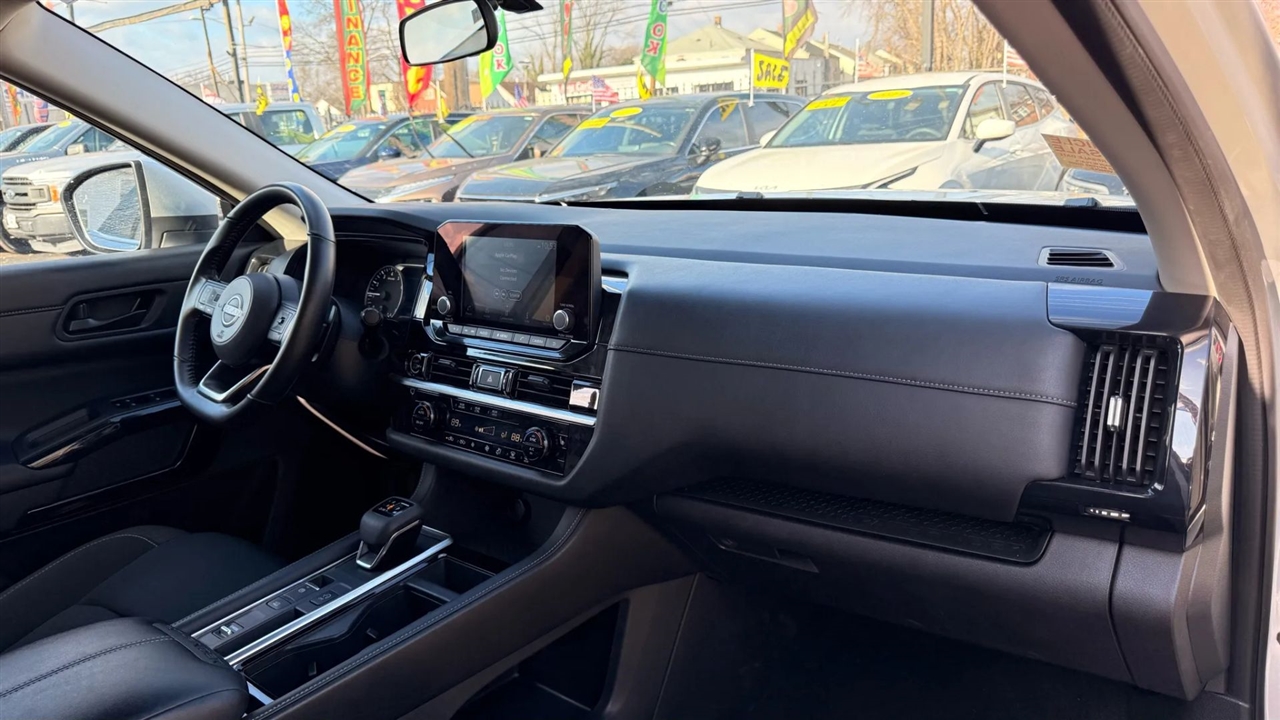 Nissan Pathfinder SV 2024