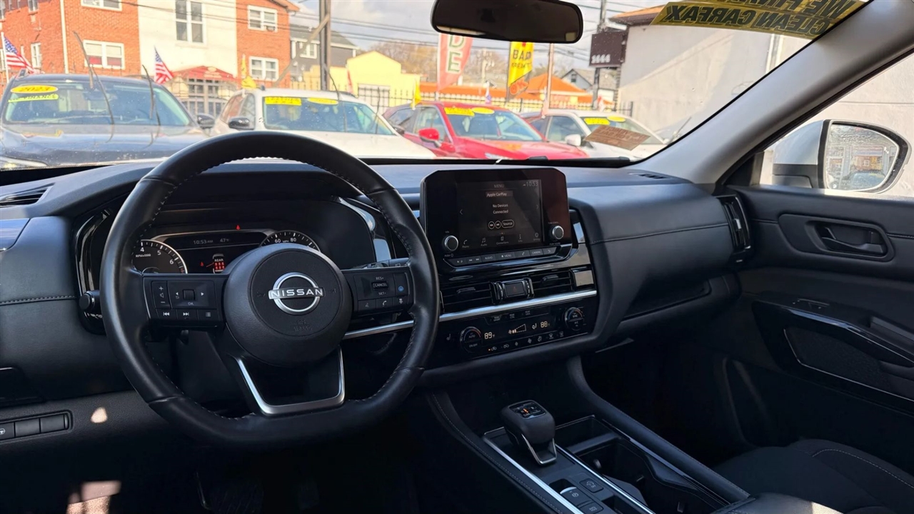 Nissan Pathfinder SV 2024