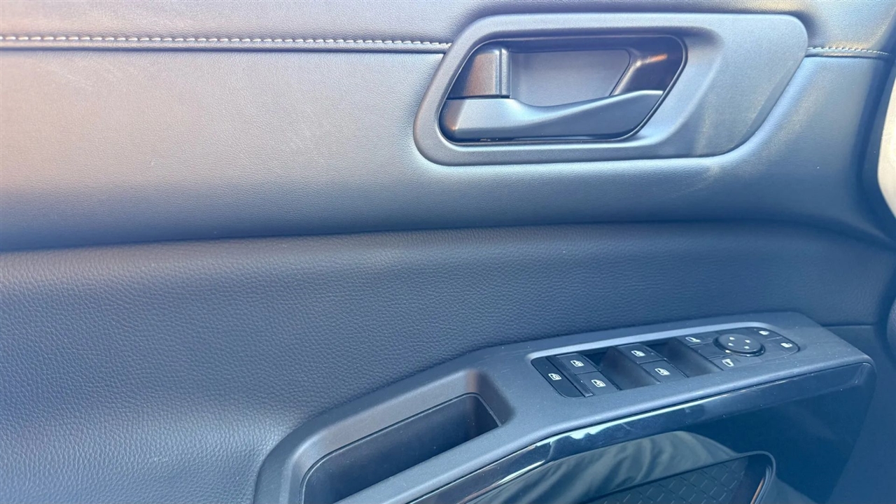 Nissan Pathfinder SV 2024