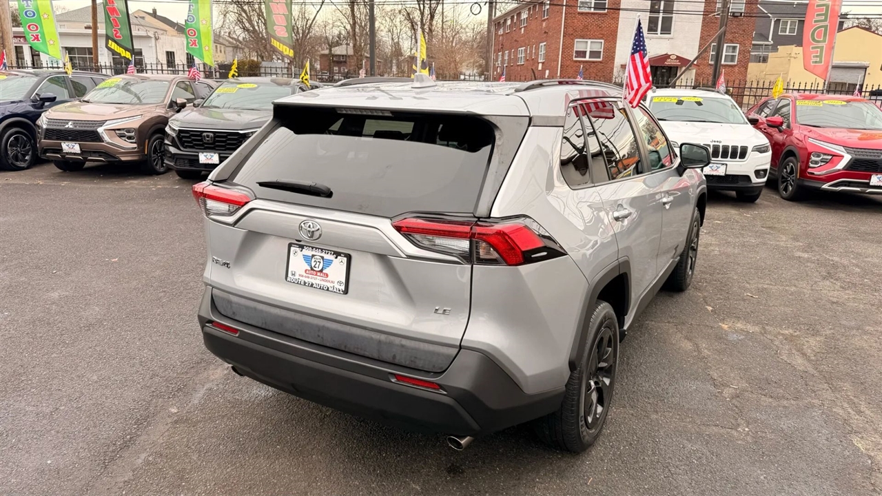 Toyota RAV4 LE 2021