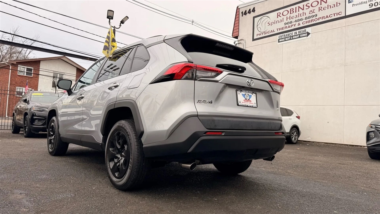Toyota RAV4 LE 2021