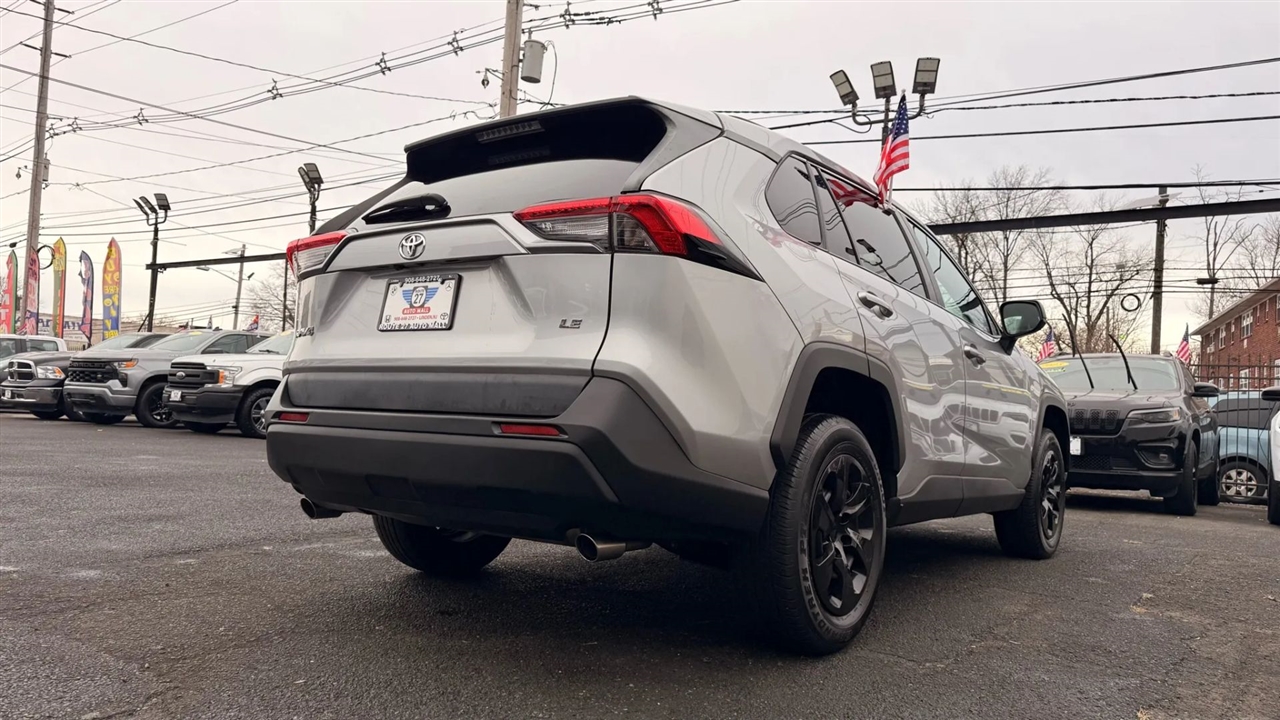 Toyota RAV4 LE 2021