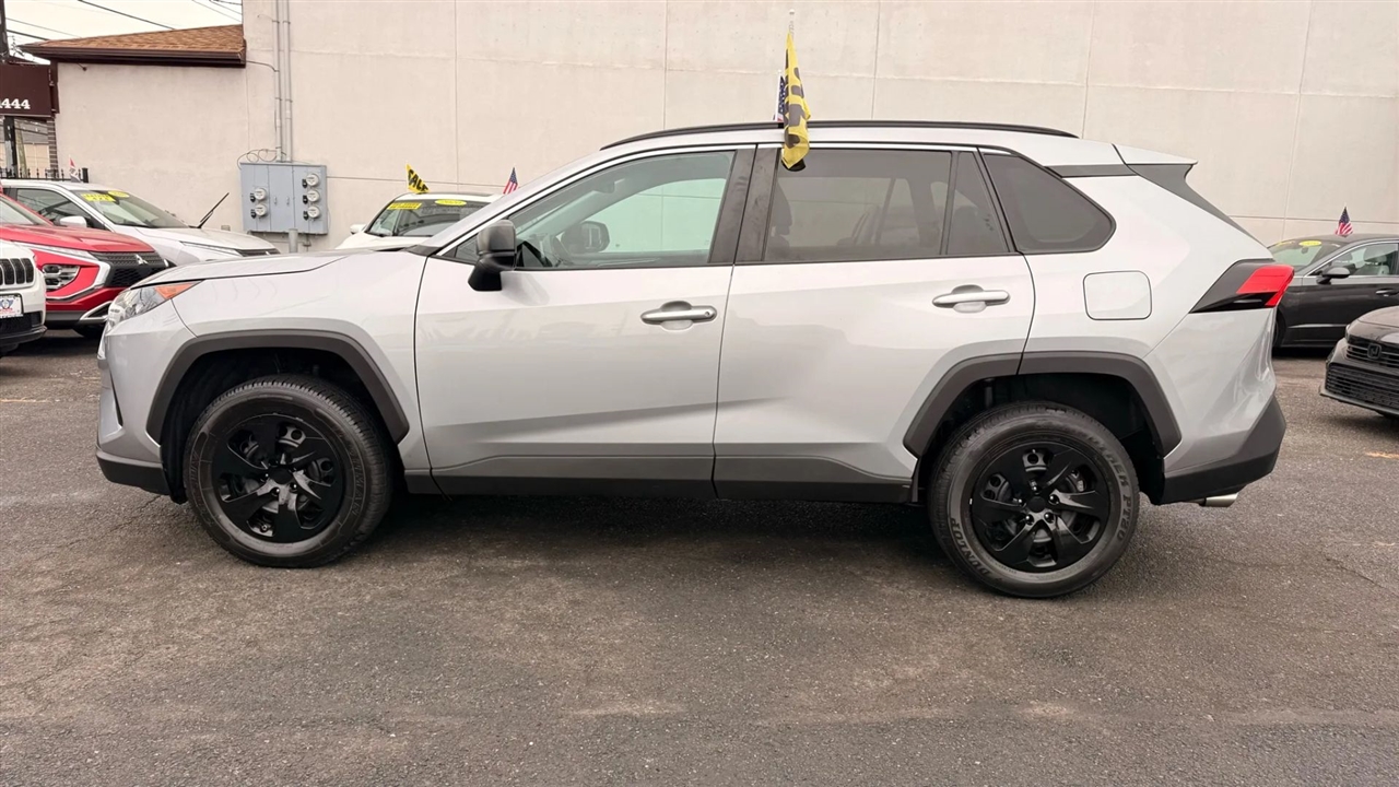 Toyota RAV4 LE 2021