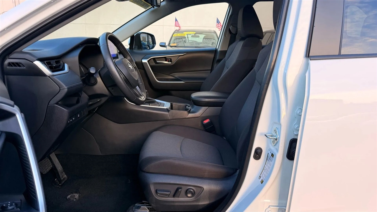 Toyota RAV4 XLE 2025