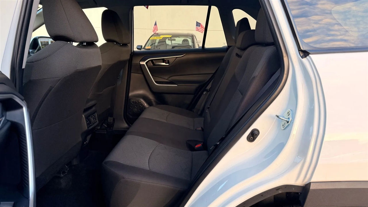 Toyota RAV4 XLE 2025