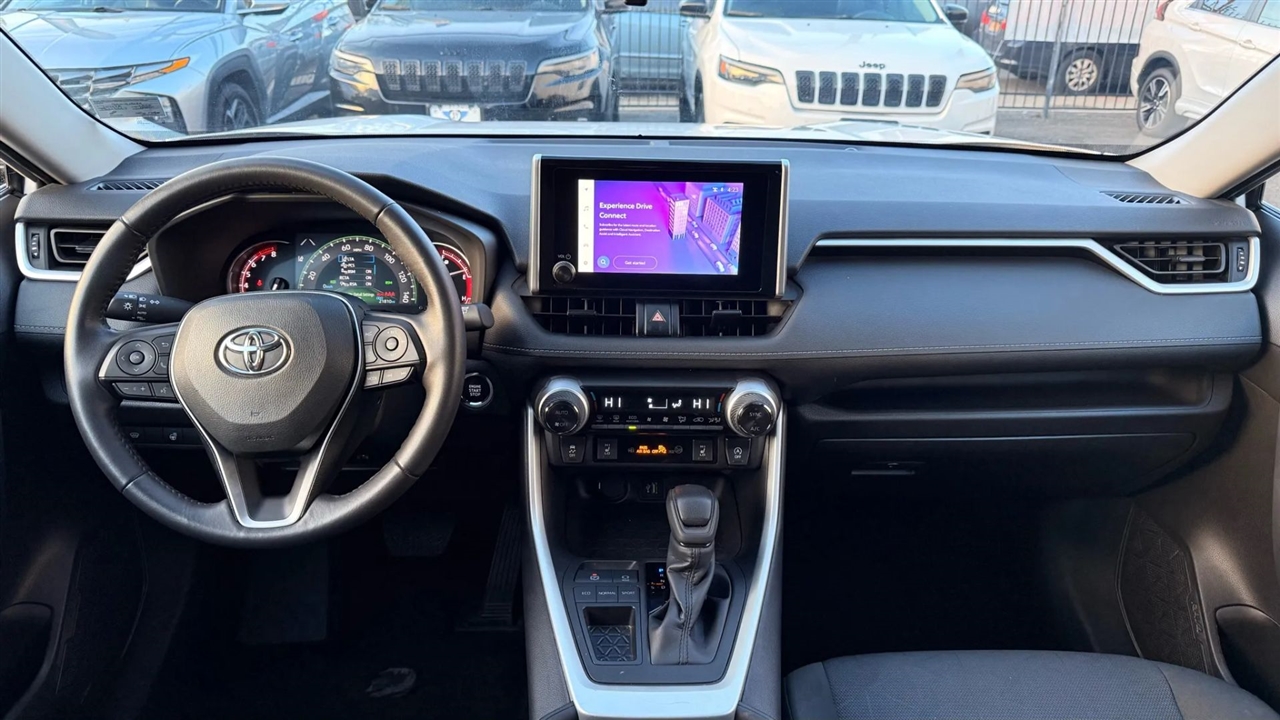 Toyota RAV4 XLE 2025
