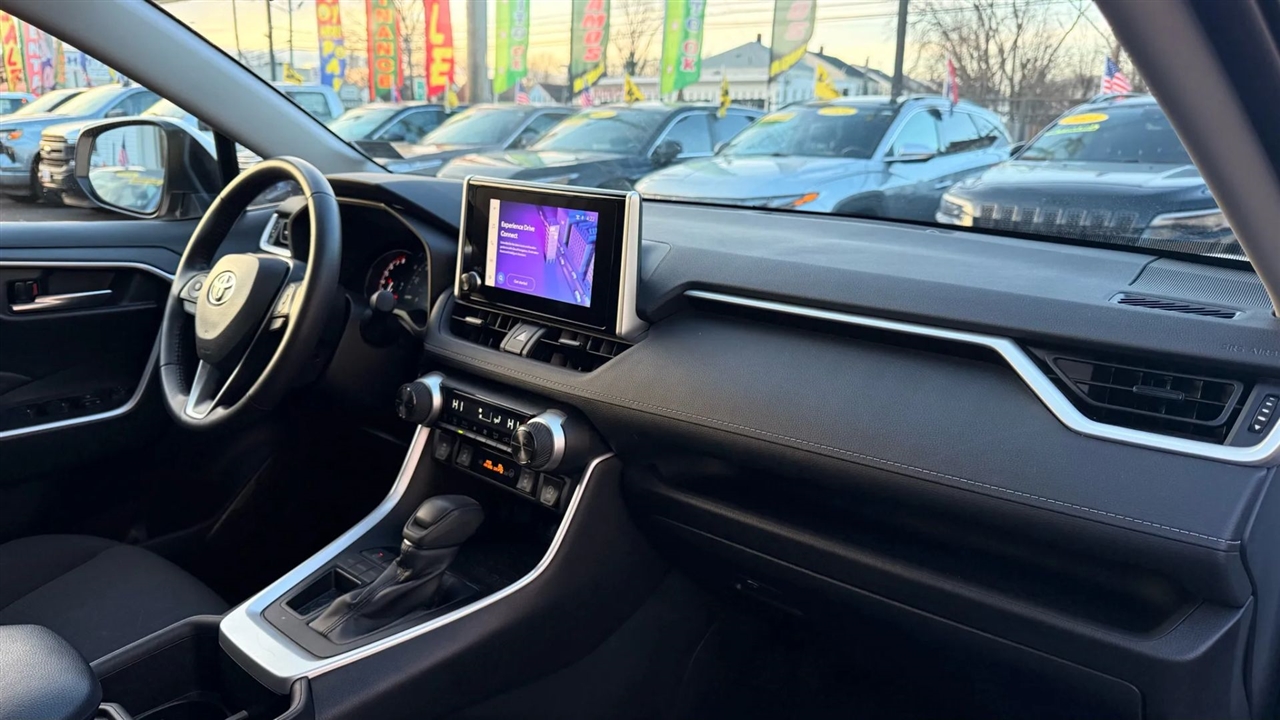 Toyota RAV4 XLE 2025