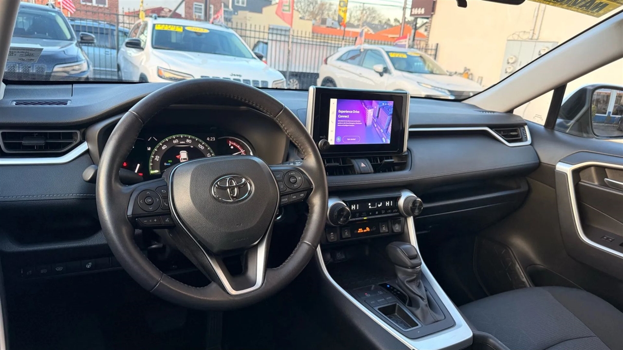 Toyota RAV4 XLE 2025