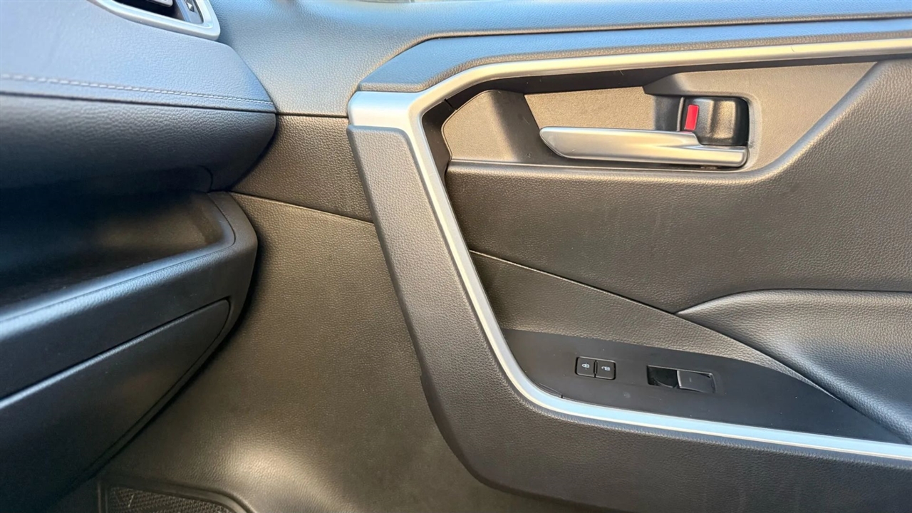 Toyota RAV4 XLE 2025