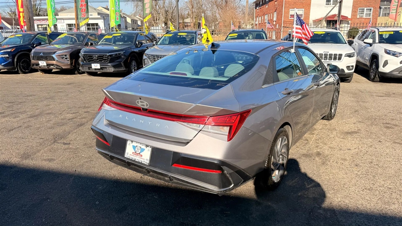 Hyundai Elantra SEL Convenience 2025