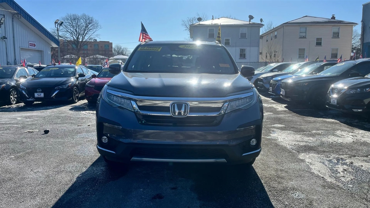 Honda Pilot Touring w/Rear Captains Chairs 2022
