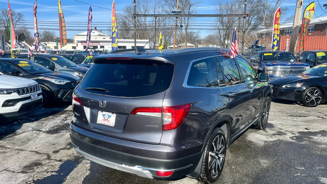 Honda Pilot Touring w/Rear Captains Chairs 2022