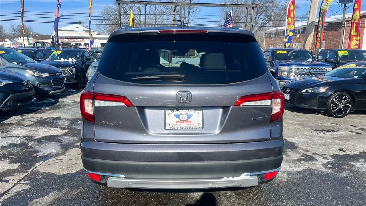 Honda Pilot Touring w/Rear Captains Chairs 2022