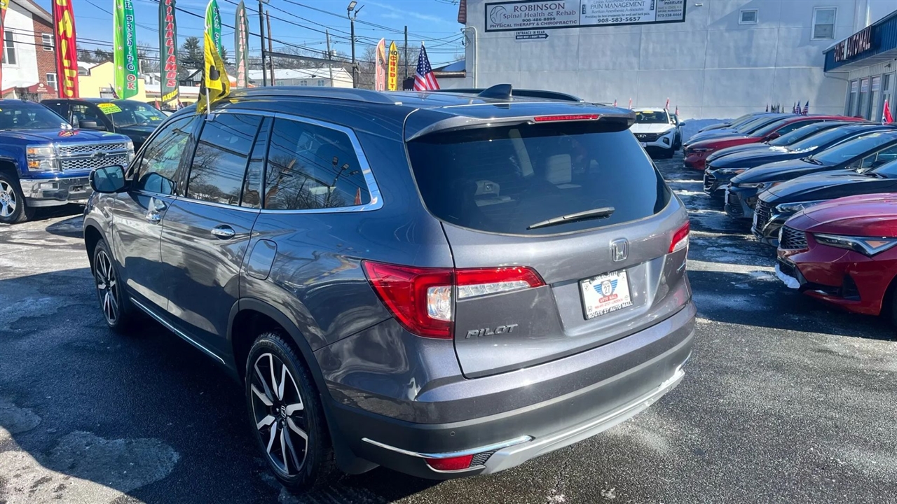 Honda Pilot Touring w/Rear Captains Chairs 2022