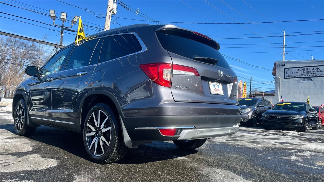 Honda Pilot Touring w/Rear Captains Chairs 2022