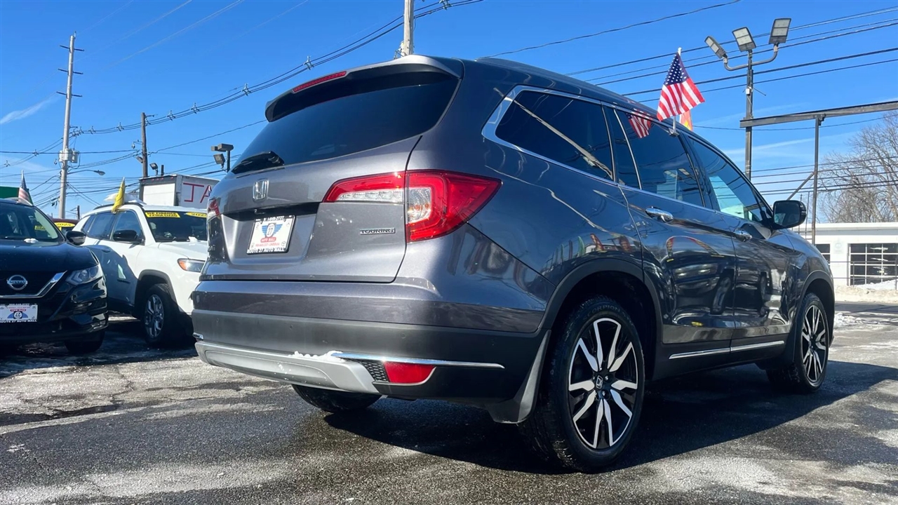 Honda Pilot Touring w/Rear Captains Chairs 2022