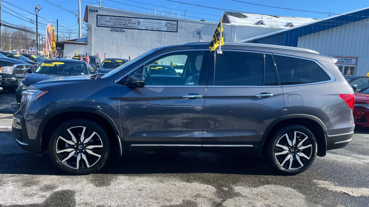 Honda Pilot Touring w/Rear Captains Chairs 2022