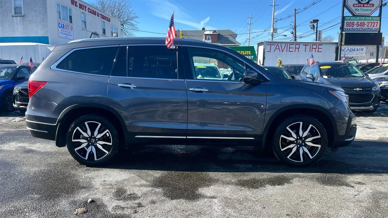 Honda Pilot Touring w/Rear Captains Chairs 2022