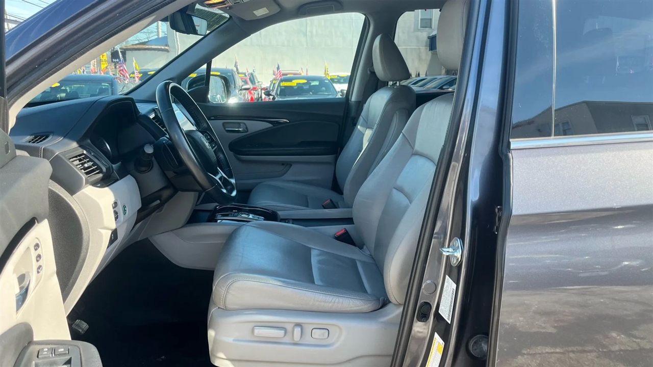 Honda Pilot Touring w/Rear Captains Chairs 2022