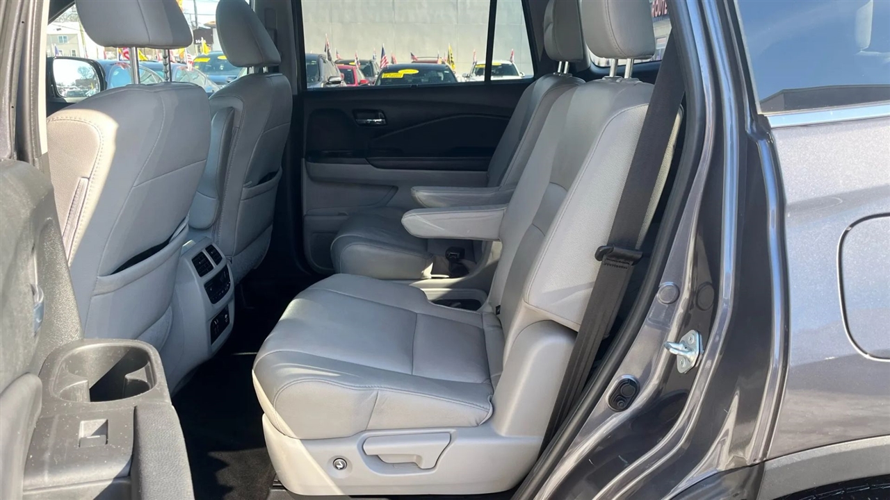 Honda Pilot Touring w/Rear Captains Chairs 2022