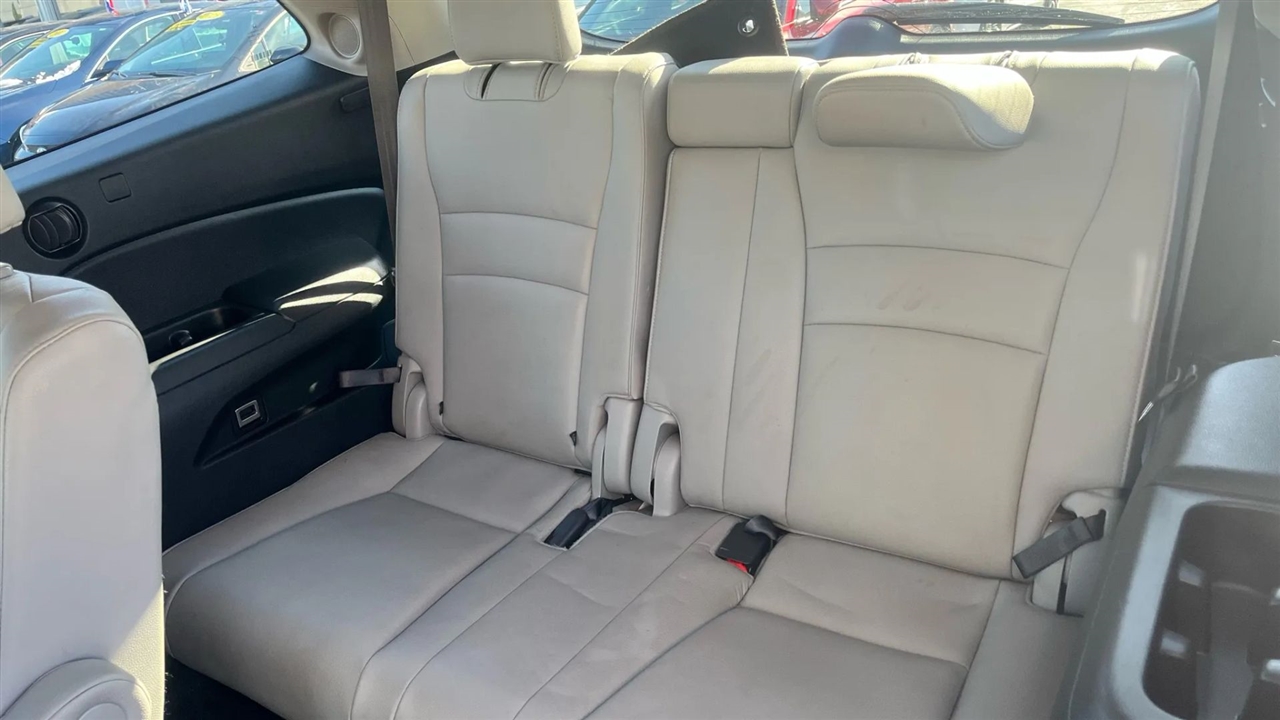 Honda Pilot Touring w/Rear Captains Chairs 2022
