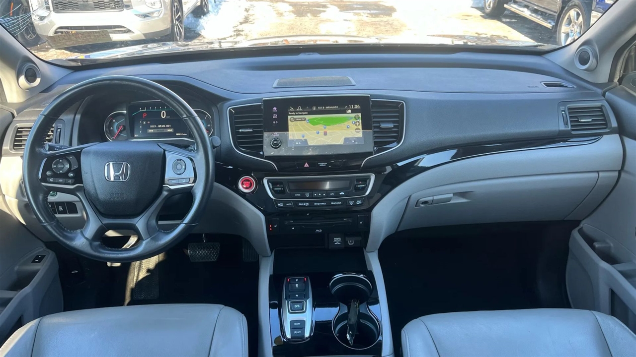 Honda Pilot Touring w/Rear Captains Chairs 2022