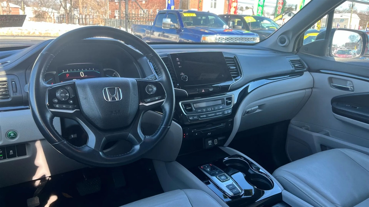 Honda Pilot Touring w/Rear Captains Chairs 2022