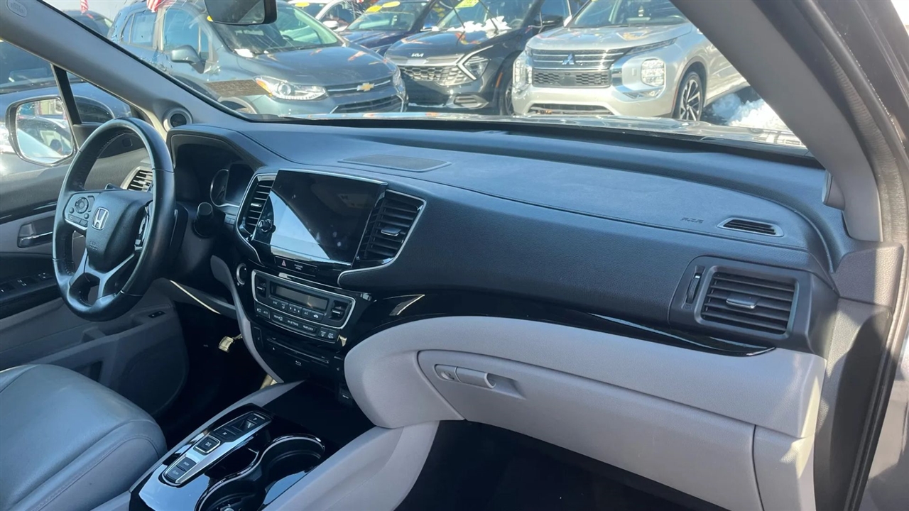 Honda Pilot Touring w/Rear Captains Chairs 2022