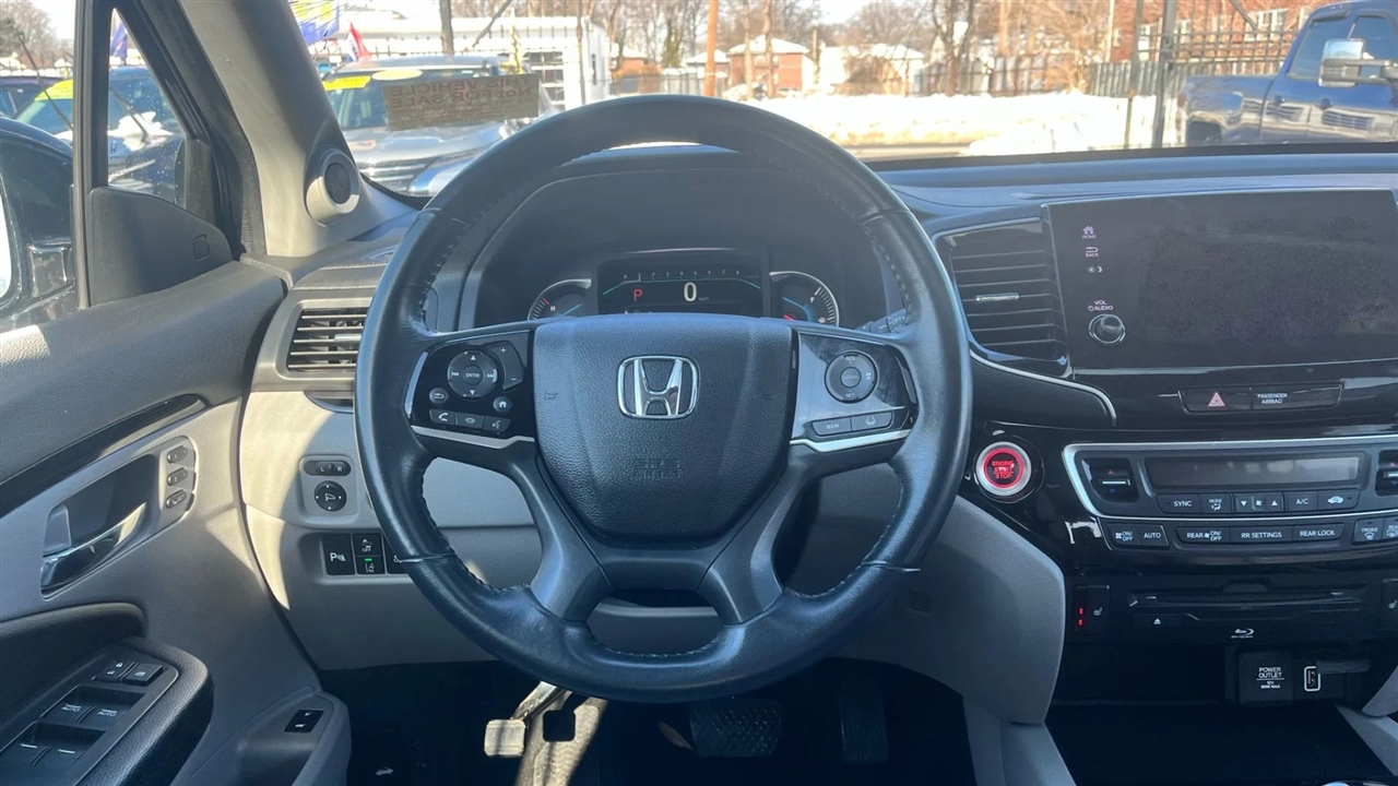 Honda Pilot Touring w/Rear Captains Chairs 2022