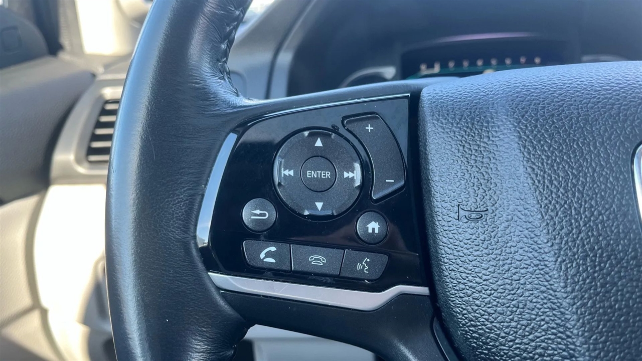 Honda Pilot Touring w/Rear Captains Chairs 2022