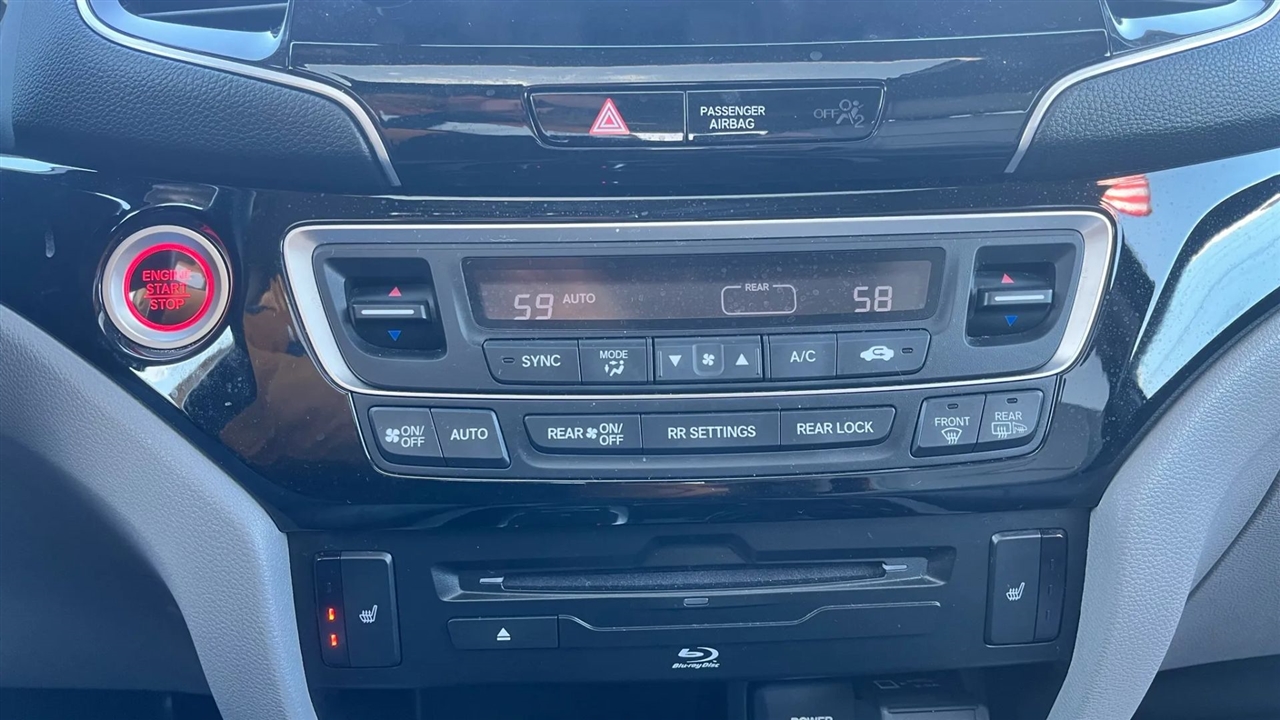 Honda Pilot Touring w/Rear Captains Chairs 2022