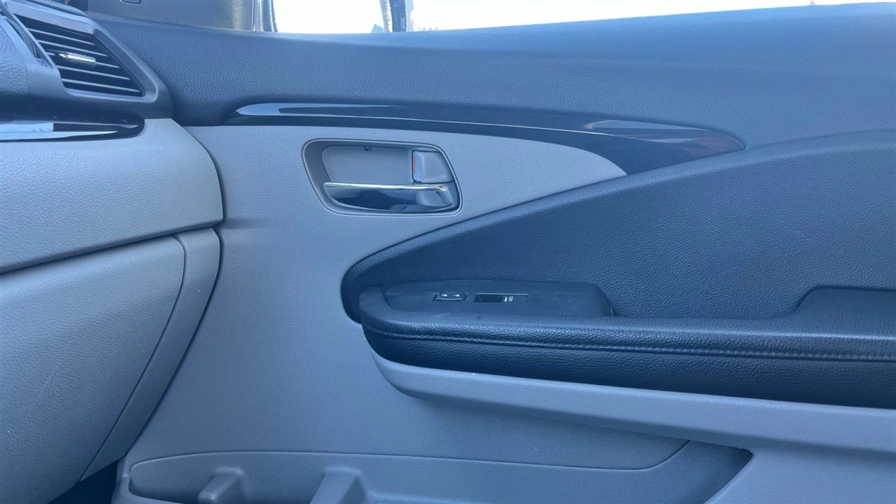 Honda Pilot Touring w/Rear Captains Chairs 2022