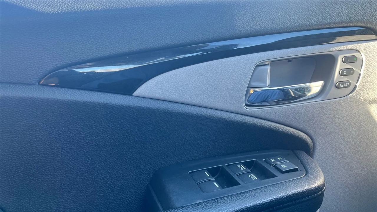 Honda Pilot Touring w/Rear Captains Chairs 2022