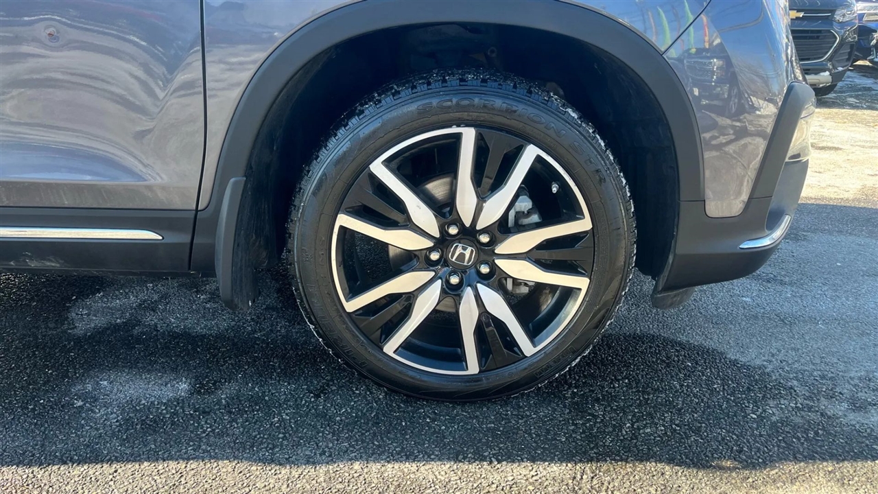 Honda Pilot Touring w/Rear Captains Chairs 2022