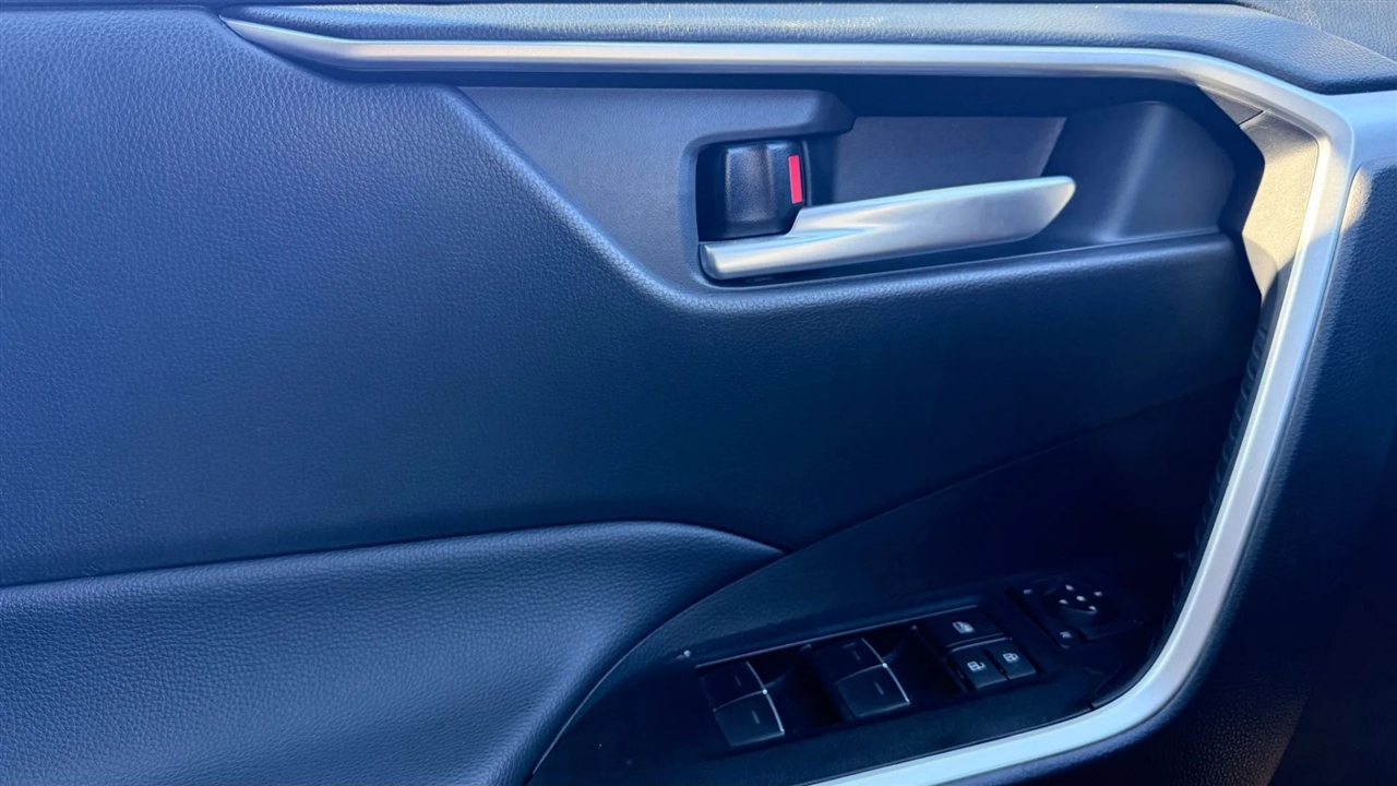 Toyota RAV4 XLE 2025