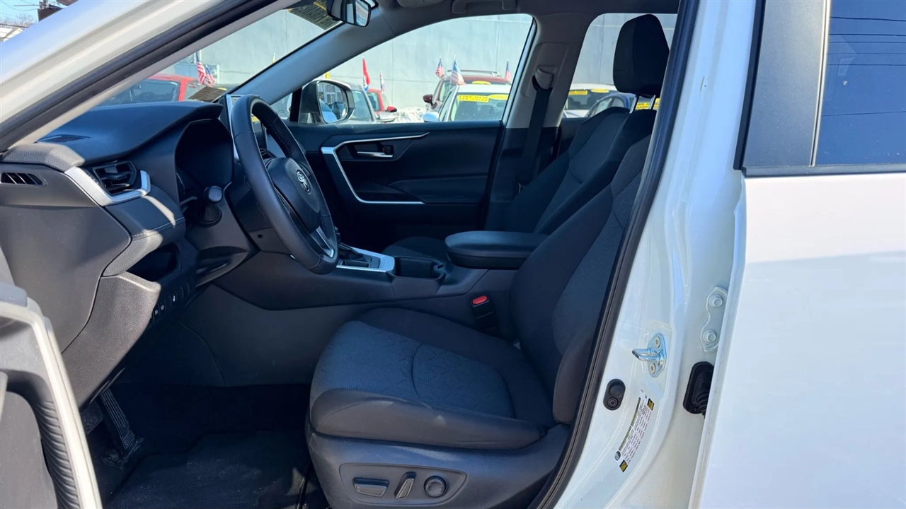 Toyota RAV4 XLE 2025