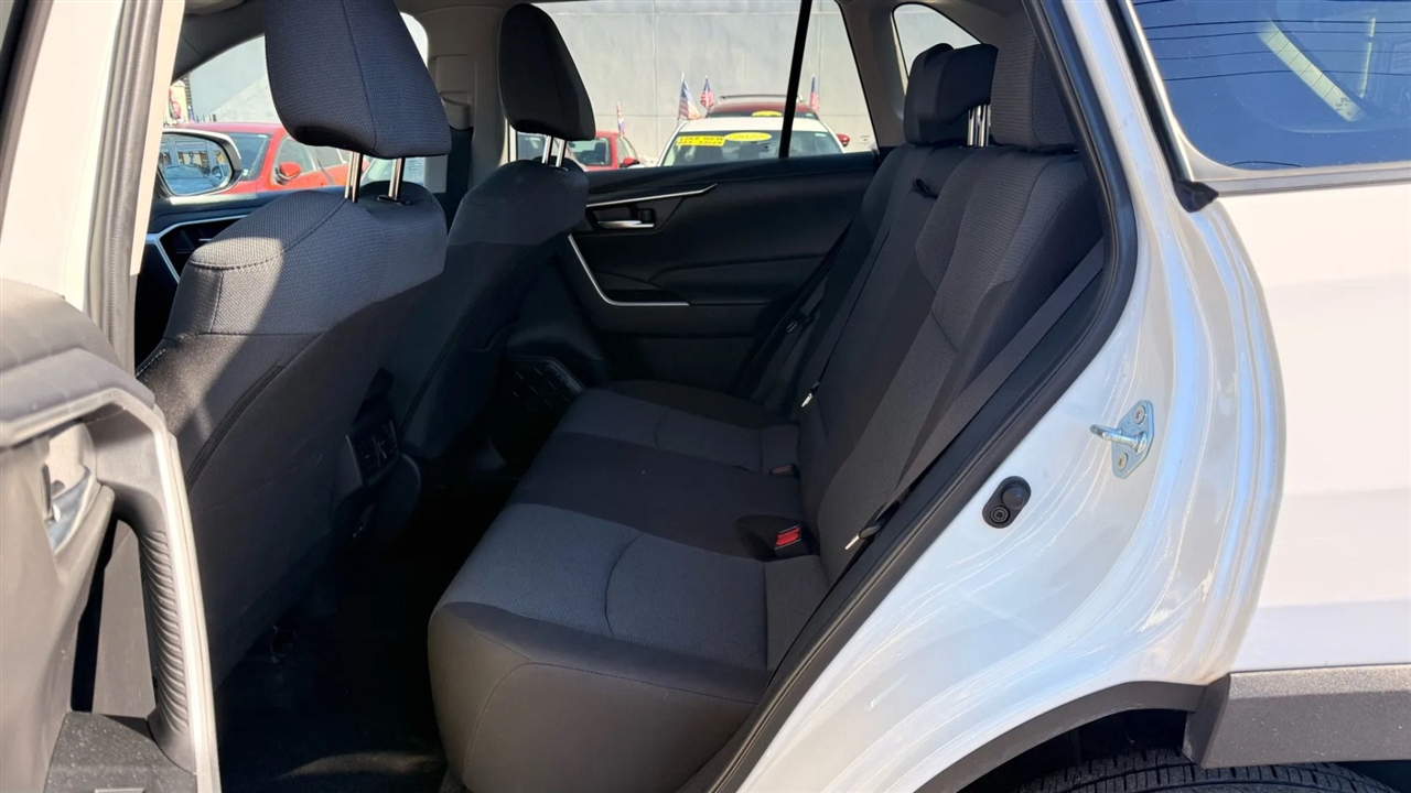 Toyota RAV4 XLE 2025