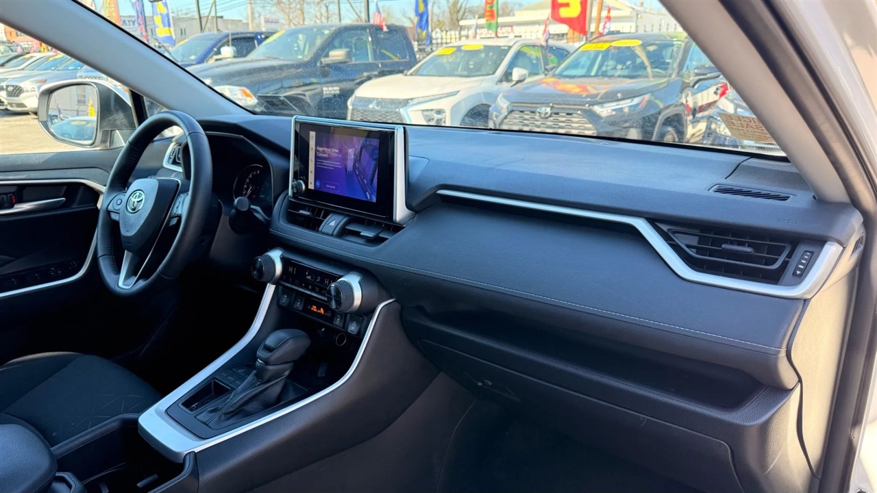 Toyota RAV4 XLE 2025