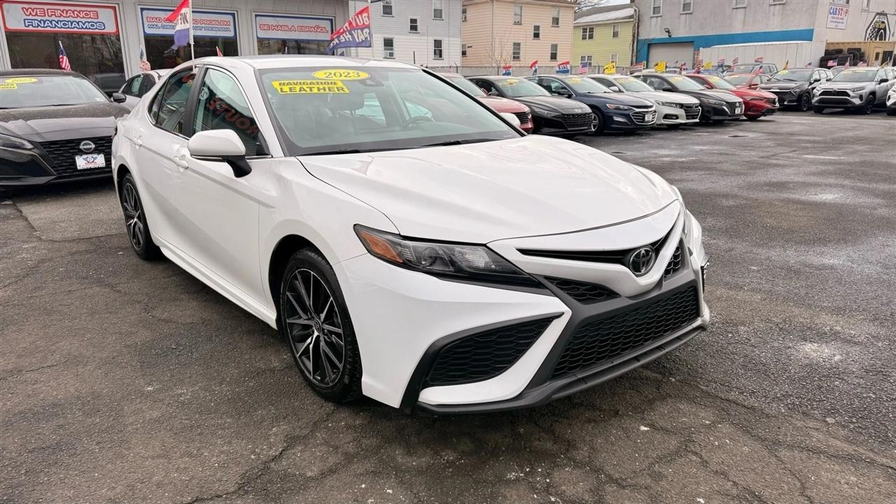 Toyota Camry SE 2023
