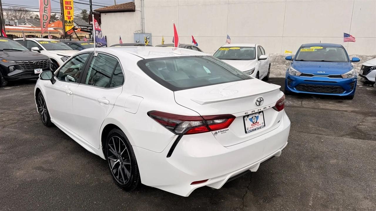 Toyota Camry SE 2023