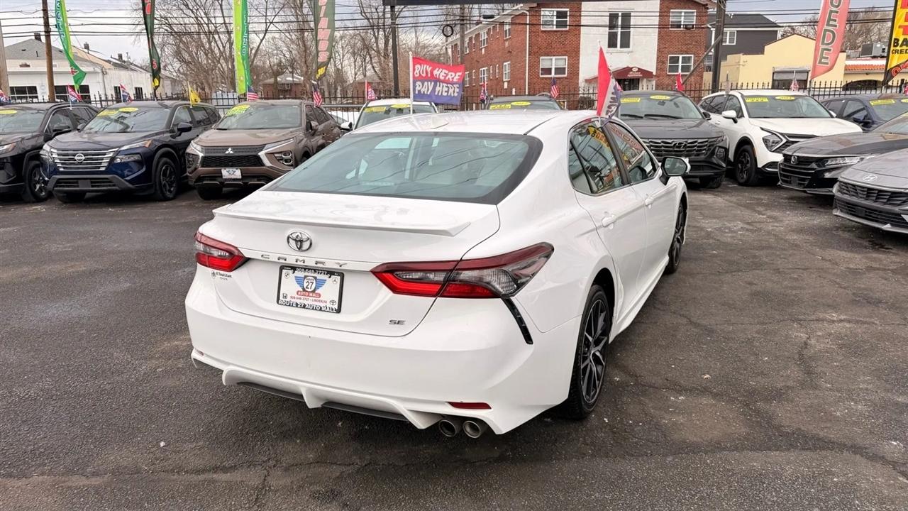 Toyota Camry SE 2023