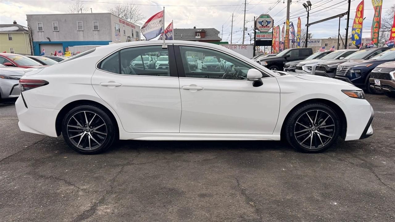 Toyota Camry SE 2023