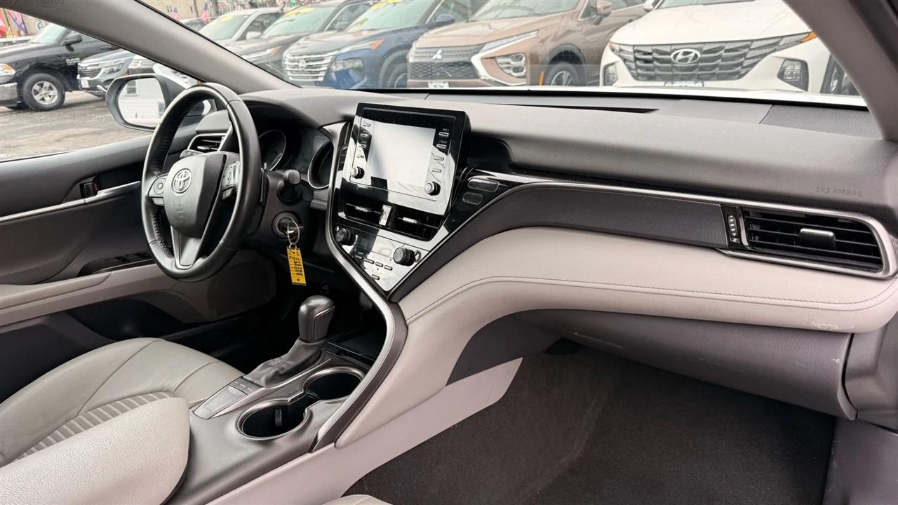 Toyota Camry SE 2023