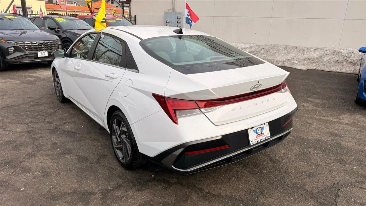 Hyundai Elantra SEL Convenience 2025