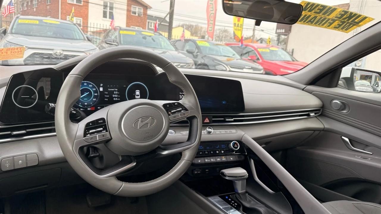 Hyundai Elantra SEL Convenience 2025